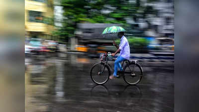 রাতভর বৃষ্টিতে ভাসছে কলকাতা