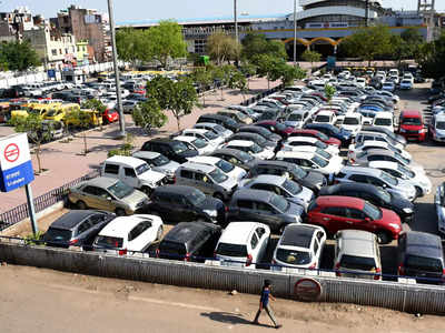 मेट्रो स्टेशनों की पार्किंग में महीनों खड़ी रहती हैं गाड़ियां,  चोरी की गाड़ियां खड़ी करने की सेफ जगह बन रही