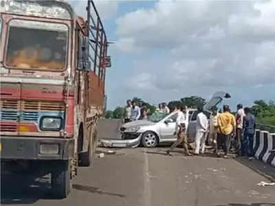 જેતપુરમાં દારૂ ભરેલી કાર ટ્રક સાથે અથડાઈ, બોટલો લૂંટવા રાહદારીઓની પડાપડી