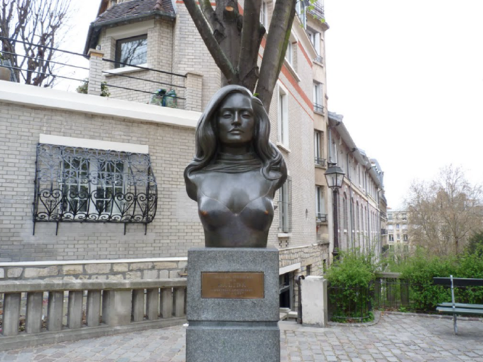 दलिडा की मूर्ति, पेरिस, फ्रांस - The statue of Dalida, Paris, France