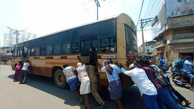 நடுவழியில் நின்ற அரசு பேருந்து… பயணிகளுக்கு நேர்ந்த நிலையை பாருங்க!