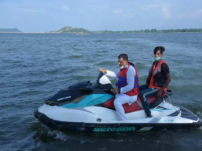 जल संसाधन मंत्री संजय झा ने ओढ़नी जलाशय में चलाया वाटर स्कूटर