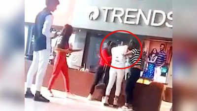 girls fight over boyfriend : एका बॉयफ्रेंडसाठी तीन मुली भिडल्या, एकमेकींच्या झिंज्या उपटल्या; व्हिडिओ व्हायरल