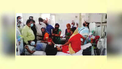 MMG Hospital: गाजियाबाद में एमएमजी अस्पताल के इमरजेंसी वॉर्ड में एक बेड पर मिले 2 मरीज, स्वास्थ्य मंत्री अतुल गर्ग ने डॉक्टर को लगाई फटकार