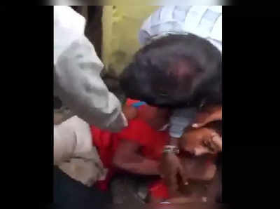 Viral Video : ಯುವಕನಿಗೆ ಕೊರೊನಾ ಲಸಿಕೆ ಕೊಡಿಸಲು ಸ್ನೇಹಿತರೆಷ್ಟು ಕಷ್ಟಪಟ್ಟಿದ್ದರು ನೋಡಿ!