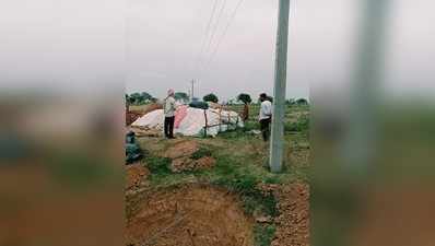 UP के हमीरपुर में बिना अनुमति के खेतों में पोल लगाकर निकाली हाईटेंशन लाइन, गुस्साए किसान