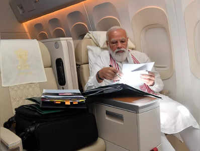 Narendra Modi: विमान प्रवासातही काम सुटेना, पंतप्रधान मोदींनी शेअर केला फोटो