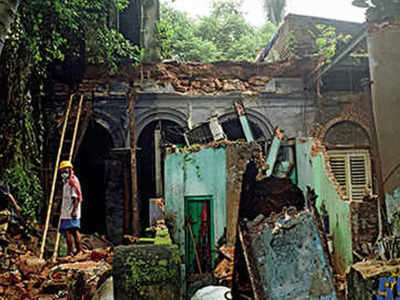 বাড়িওয়ালা-ভাড়াটিয়ার লড়াইয়ে বিপজ্জনক প্রাচীন বাড়ি