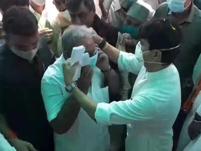 Scindia Viral Video: सिंधिया ने अपना मास्क उतार कर पूर्व मंत्री को पहनाया, कोविड गाइडलाइन के उल्लंघन के लग रहे आरोप