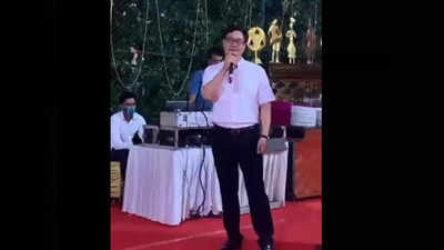 तेरे जैसा यार कहां, कहां ऐसा याराना... जब युवा अधिकारियों के बीच किशोर कुमार के अंदाज में केंद्रीय मंत्री रिजिजू ने गाया गाना