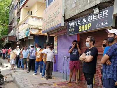 दिल्ली में शराब की हो रही कमी, लोगों को नहीं मिल रहा पसंदीदा ब्रांड, जानें क्या है वजह