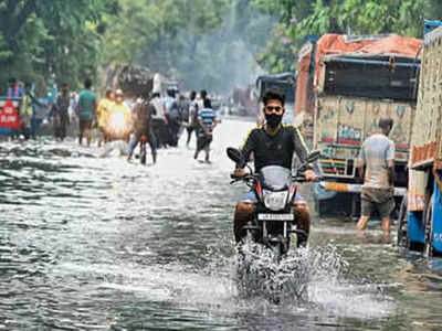 রুদ্ধ খাল এবং প্রকৃতিকে দুষছেন পুরপ্রতিনিধিরা