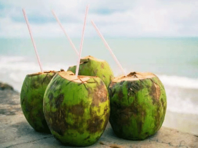 त्वचा में कसावट बढ़ाता है नारियल पानी