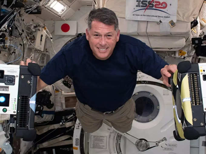 ​NASA के रिटायर कर्नल भी कर चुके स्पेस में वर्कआउट