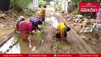 రోడ్లపై నాటు వేసి నిరసన తెలిపిన గుంటూరు జిల్లా పెరికపాడు వాసులు