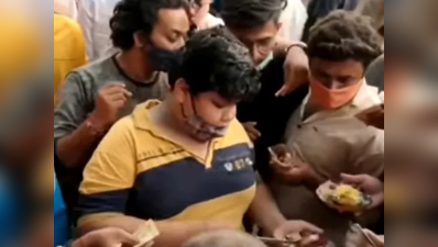 મણિનગર રેલવે સ્ટેશન સામે કચોરી વેચતા છોકરાનો Video થયો વાયરલ