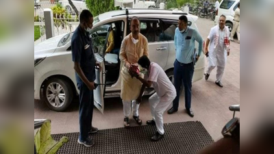 Bihar News : गोपालगंज में सिविल सर्जन ने छुए बिहार के स्वास्थ्य मंत्री मंगल पांडेय के पैर, फोटो हुई वायरल