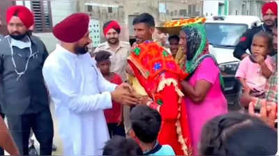 புதுமண தம்பதிக்காக நடுவழியில் காரை நிறுத்திய முதலமைச்சர்! - வைரல் வீடியோ!