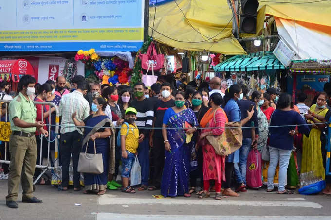 করোনা ভুলে মাস্কহীন ভিড়ে পুজো বাজারে মাতল গড়িয়াহাট