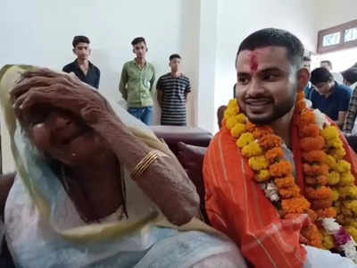 UPSC पास कर घर लौटा लला, चूमकर खुशी से रोने लगी बूढ़ी नानी, तिलक लगाकर 500 रुपये का दिया नेग, देखें तस्वीरें