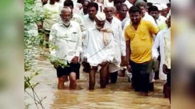 संपूर्ण गावाला पडला होता पाण्याचा वेढा; अशी निघाली अंत्ययात्रा