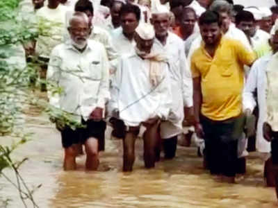 संपूर्ण गावाला पडला होता पाण्याचा वेढा; अशी निघाली अंत्ययात्रा