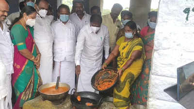 ஒகேனக்கல் சுற்றுலா தலம் திறப்பு... மீன் பொரித்து மகிழ்ந்த பாமக தலைவர்!