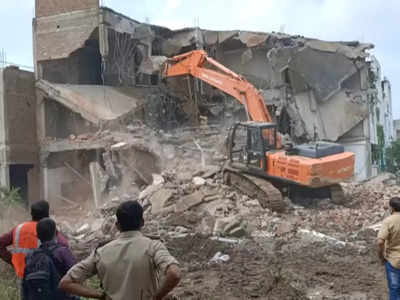 इंदौर में भूमाफियों के ठिकानों पर बुलडोजर, मंदिर की जमीन हुई मुक्त, सपना बार को भी तोड़ा गया