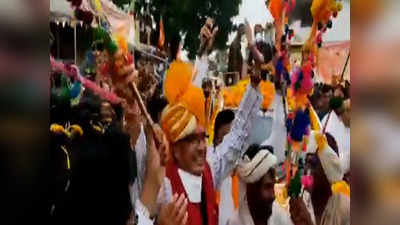 Shivraj Dance at Khargone: शिवराज के डांस पर कांग्रेस ने बजाई विरोध की धुन, कहा- आदिवासियों को नृत्य नहीं इंसाफ चाहिए