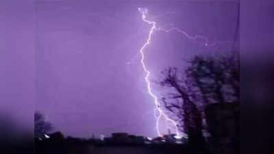 a girl died in a lightning strike: जळगाव जिल्ह्यात मुसळधार पाऊस; वीज पडून महिलेसह बालिकेचा मृत्यू