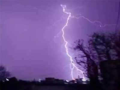 a girl died in a lightning strike: जळगाव जिल्ह्यात मुसळधार पाऊस; वीज पडून महिलेसह बालिकेचा मृत्यू