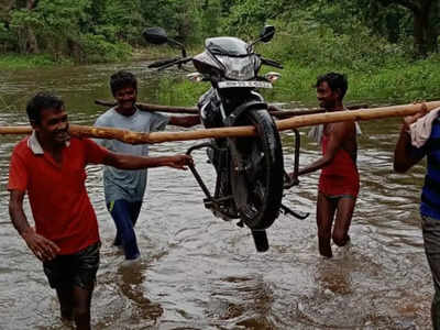 केव्हा थांबणार हा धोक्याचा प्रवास? नागरिकांना नदी पत्रातून करावा लागतोय प्रवास