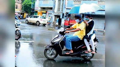 കുട നിവർത്തി പിടിച്ചുള്ള ഇരുചക്ര വാഹനയാത്ര, അപകടത്തിലേക്കുള്ള എൻട്രി ടിക്കറ്റ്