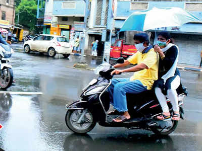 കുട നിവർത്തി പിടിച്ചുള്ള ഇരുചക്ര വാഹനയാത്ര, അപകടത്തിലേക്കുള്ള എൻട്രി ടിക്കറ്റ്