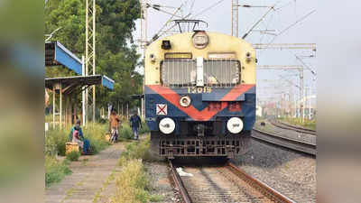 Delhi News: पैसेंजर ट्रेनों में कटौती का असर, ट्रेनों के बाहर लटक कर करना पड़ रहा है सफर