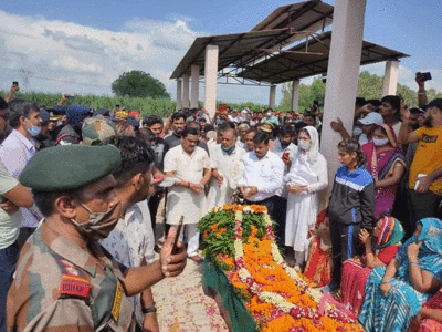 Amrish Tyagi soldier: जन्म के 16 साल बाद बेटी ने पहली बार देखा पिता का चेहरा, गाजियाबाद पहुंचा शहीद का शव तो उमड़ा आंसुओं का सैलाब