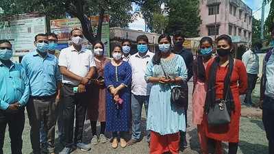 Meerut news: महामारी में थे कोरोना वरियर... कॉन्‍ट्रेक्‍ट खत्‍म हुआ तो 360 स्वास्थ्य कर्मचारियों को दिखाया बाहर का रास्‍ता