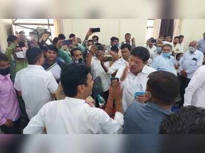 Dausa News: मंत्री ममता भूपेश की मौजूदगी में बैठक से नाराज होकर बाहर निकले विधायक, पहली ही मीटिंग में जमकर हंगामा