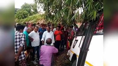 West Champaran News : बगहा में बस पलटने से दर्दनाक हादसा, 16 यात्री घायल, दो की हालत गंभीर