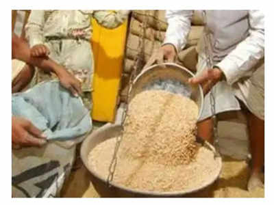 गाजीपुरः सरकारी योजना में झोलझाल, लाखों का अनाज बेचते हैं किसान लेकिन खाते हैं सरकारी राशन