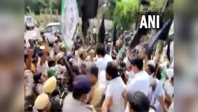 झज्जर में किसान और पुलिस आमने-सामने, दुष्यंत चौटाला के कार्यक्रम में काले झंडे लेकर पहुंचे प्रदर्नशनकारी