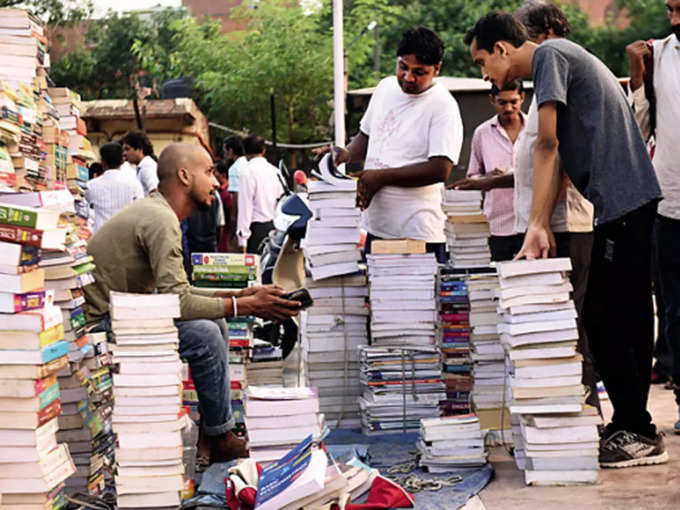 बुक लवर्स के लिए आर्य समाज रोड - Book Paradise in Arya samaj road