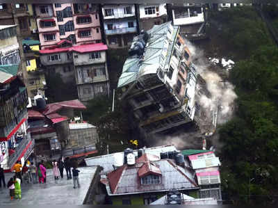 VIDEO : पत्त्यांच्या बंगल्याप्रमाणे कोसळली सात मजली इमारत, जीवितहानी टळली