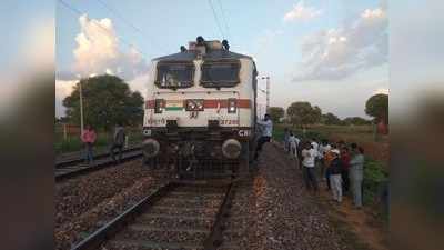 Rajasthan News: दौसा में रेलवे की बिजली व्यवस्था ठप, बीच ट्रैक पर ही खड़ी हो गईं ट्रेनें, डीजल इंजन से खींचकर स्टेशन पर लाया गया