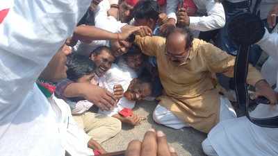 Lakhimpur Violence: भदोही में मुख्यमंत्री का पुतला फूंकने को लेकर सपाइयों और पुलिस में झड़प, ग‍िर पड़े पूर्व व‍िधायक