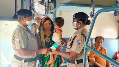Chhapra News : छपरा में ट्रेन में भूख से रो रहा था बच्चा, महिला ने फोन पर मांगी मदद और पुलिस दूध लेकर पहुंच गई कोच में