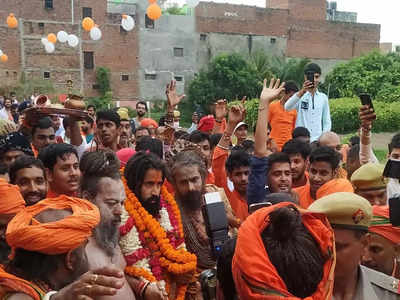 Prayagraj News: बाघंबरी मठ के महंत बनाए गए बलबीर गिरी, विधि-विधान के साथ हुआ पट्टाभिषेक समारोह, जुटे हजारों संत