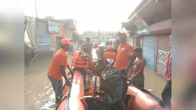 জলবন্দি খানাকুলে প্রসব যন্ত্রণায় কাতর মহিলার ত্রাতা ক্যুইক রেসপন্স টিম