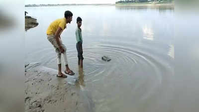 Banda news: बांदा में यमुना में तैरने लगा पत्‍थर, गांववाले बोले- रामसेतु का है टुकड़ा