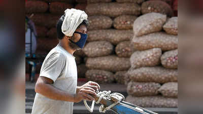 Onion Price in Delhi: पेट्रोल की सेंचुरी के बाद प्याज ने लगाई हाफ सेंचुरी